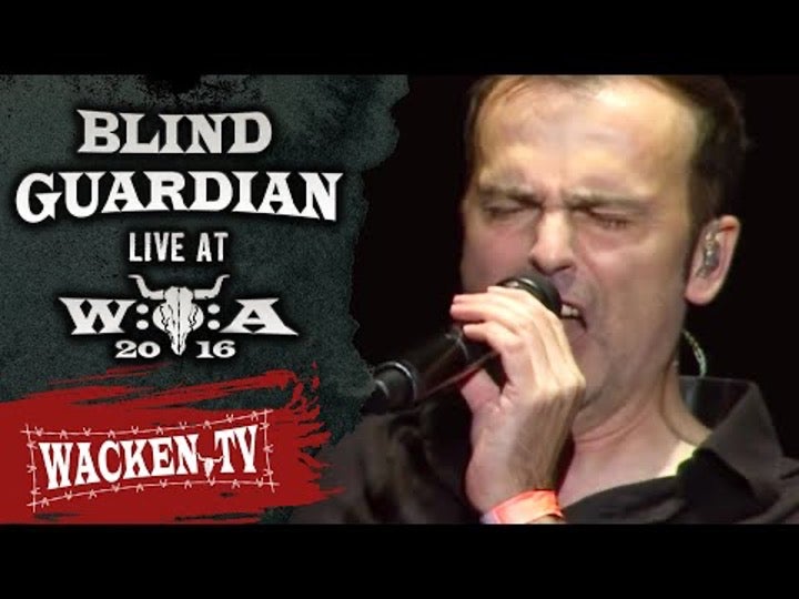Hansi Kürsch singt mit geschlossenen Augen während eines Auftritts beim Wacken Open Air