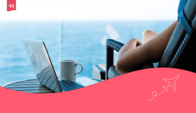 Laptop und Kaffeetasse auf dem Schiffsbalkon mit Meerblick. Passend zum Thema: AIDA Internet.