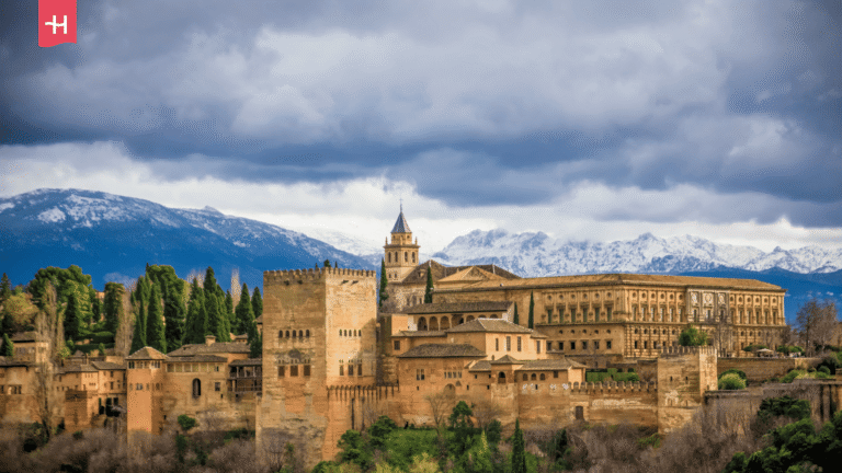 Panorama-Ansicht der historischen Festung Alhambra in Granada.