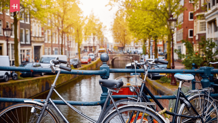 Typische Grachtenszene in Amsterdam mit Fahrrädern.