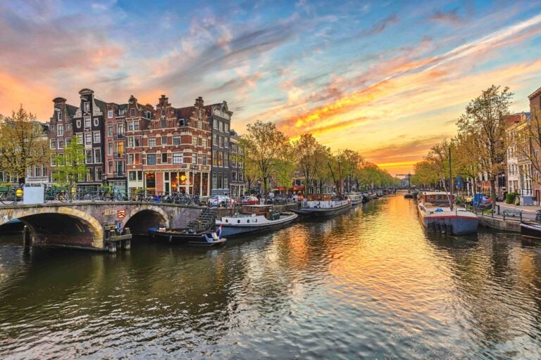 Malerische Gracht in Amsterdam bei Sonnenuntergang.