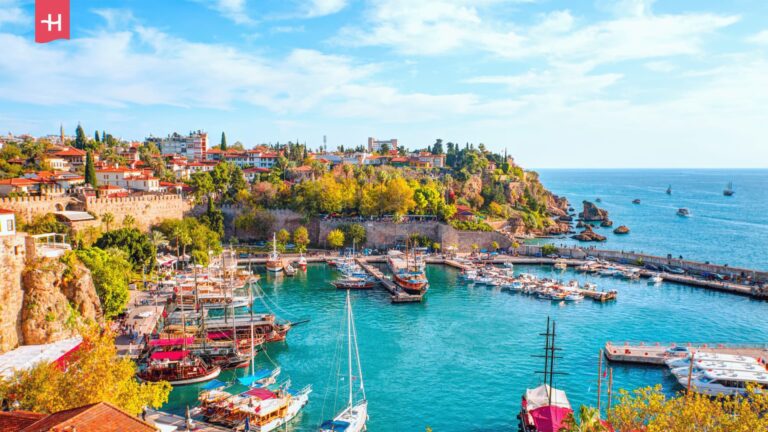 Blick auf den Hafen von Kaleiçi (Altstadt) in Antalya, Türkei.