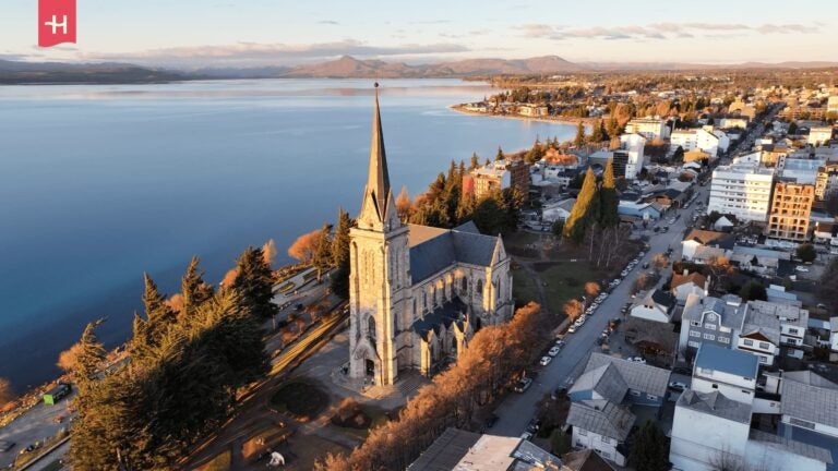 Luftaufnahme der Kathedrale von San Carlos de Bariloche in Argentinien. 