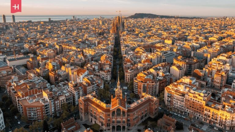 Luftaufnahme von Barcelona mit der von Antoni Gaudí entworfenen Basilika Sagrada Família im Hintergrund.