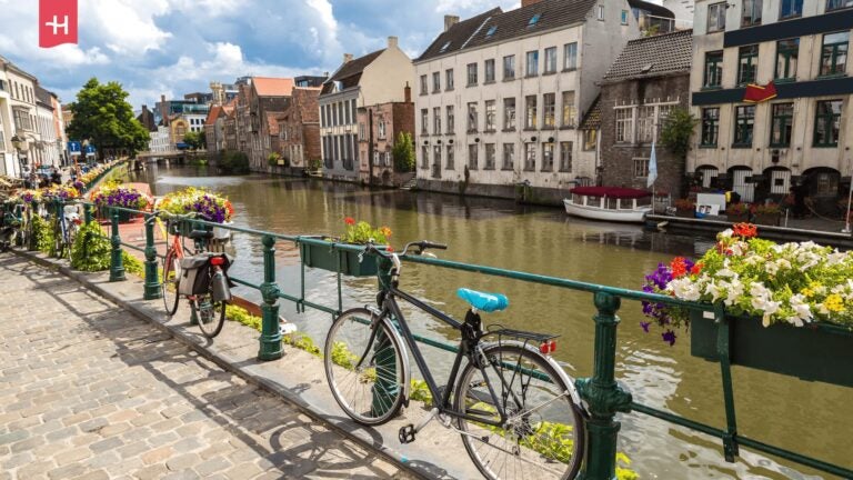 Am Kanalufer in der Altstadt von Gent geparkte Fahrräder.