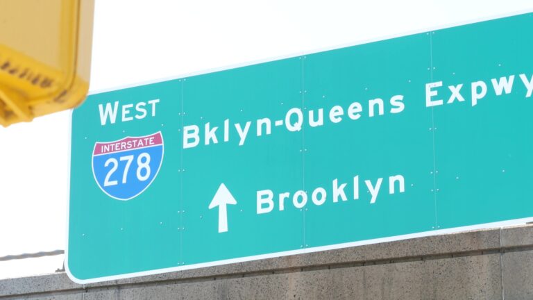 Ein Straßenschild für die Interstate 278 West Richtung Brooklyn und den Brooklyn-Queens Expressway.