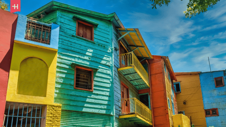 Die berühmten Wellblechhäuser im historischen Viertel La Boca (Caminito) in Buenos Aires, Argentinien.