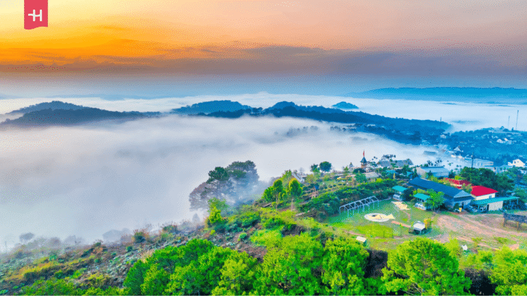 Aussicht auf das neblige Hochland von Đà Lạt in Vietnam.