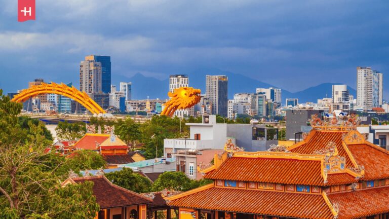 Blick auf die gelbe Drachenbrücke (Dragon Bridge) in Da Nang, Vietnam.