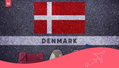 Blick von oben auf die auf den Asphalt gemalte Flagge von Dänemark. Passend zum Thema: Dänemark Urlaub mit Kindern.