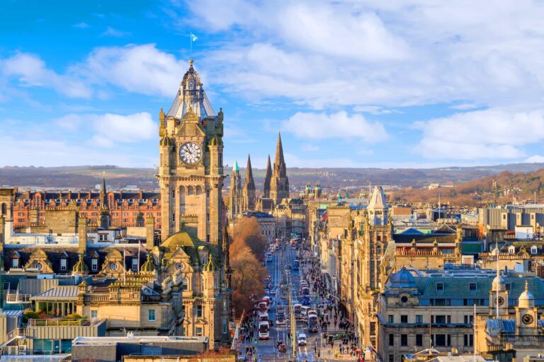 Blick von oben auf die belebte Princes Street in Edinburgh, Schottland.