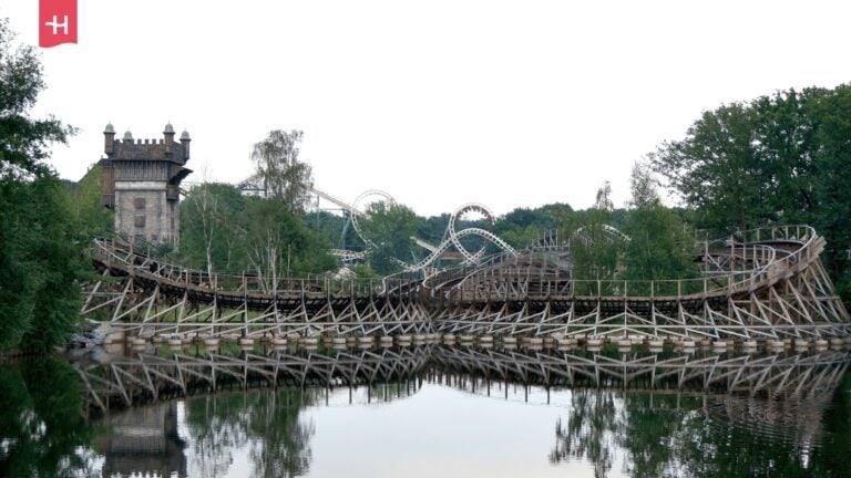 Eine Holzachterbahn im Freizeitpark Efteling in den Niederlanden.
