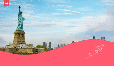 Die Freiheitsstatue vor der Skyline von New York City. Passend zum Thema: Fakten über New York.