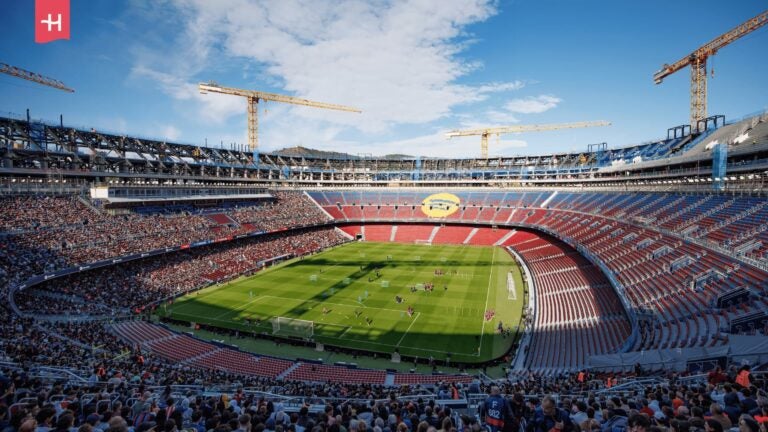 Weitwinkel-Aufnahme auf ein voll besetztes Fußballstadion in Barcelona. 