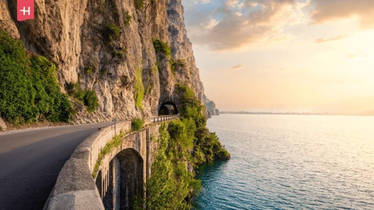 Die Küstenstraße Gardesana am Gardasee.