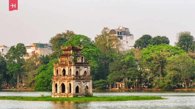 Der historische Schildkrötenturm (Tháp Rùa) im Hoan-Kiem-See, Hanoi.