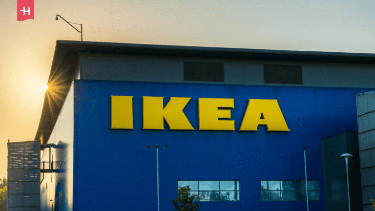 Blaue Außenfassade eines IKEA-Möbelhauses.
