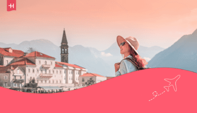 Eine Touristin blickt auf Perast in Montenegro. Passend zum Thema: Ist Montenegro sicher?