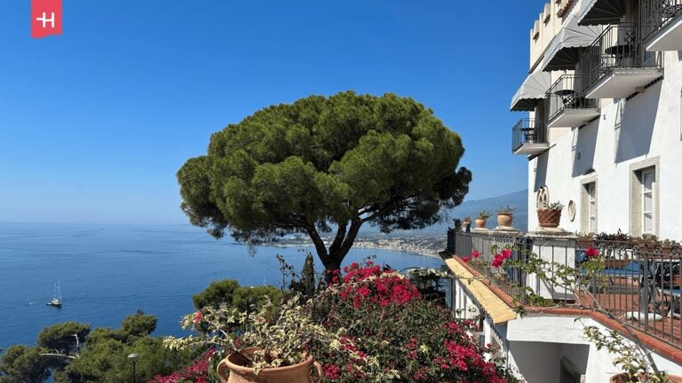Eine mediterrane Hotelterrasse auf Sizilien.