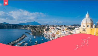 Blick auf die bunten Häuser und den Hafen der Insel Procida; als Inspiration für einen Italien Urlaub mit Kindern.