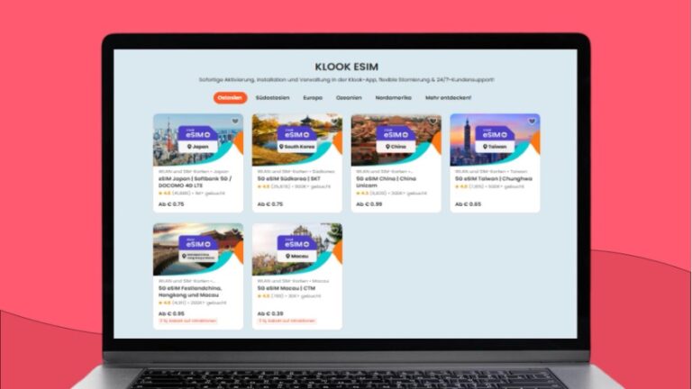Ein Laptop zeigt die Website von Klook mit verschiedenen eSIM-Tarifen. 