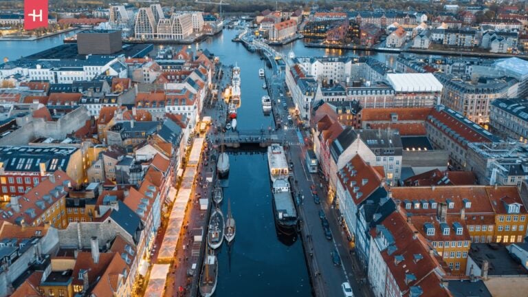 Luftaufnahme des berühmten Hafenkanals Nyhavn in Kopenhagen.
