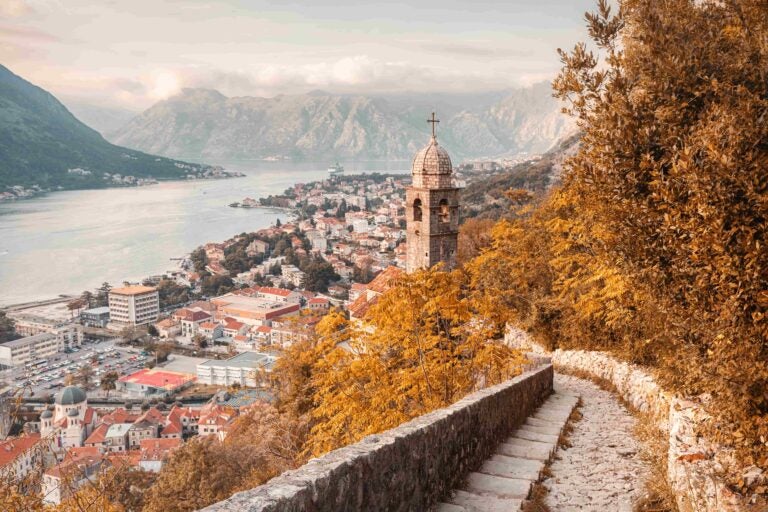 Blick von Festungsstufen auf Kirche und Bucht von Kotor, Montenegro. 
