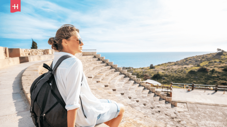 Eine Touristin sitzt auf den Stufen des Amphitheaters von Kourion in Zypern.