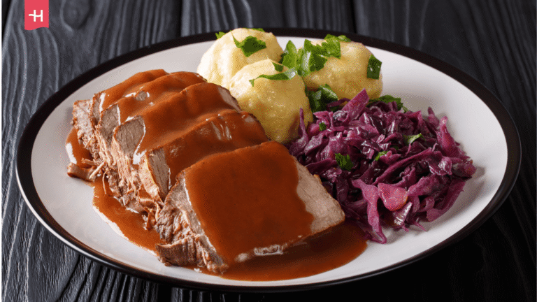 Traditioneller deutscher Sauerbraten.