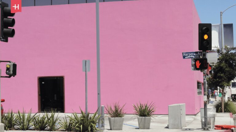 Die markante, komplett pinke Wand des Paul Smith Stores an der Melrose Avenue in Los Angeles.