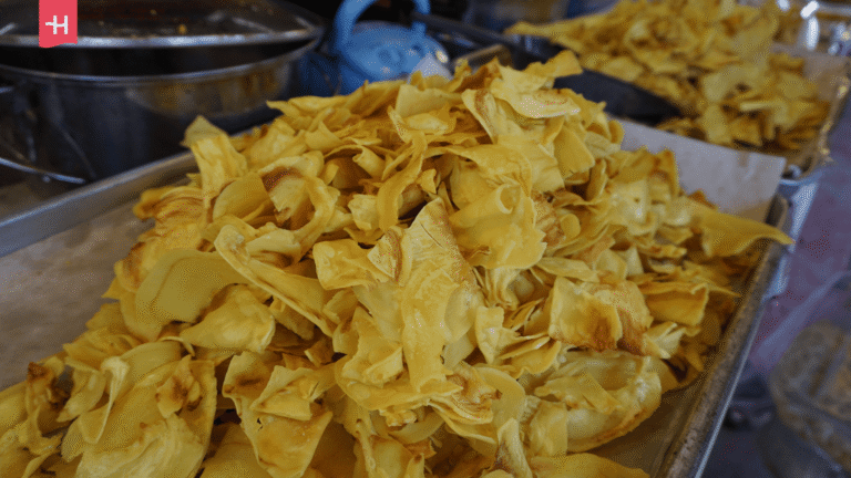 Goldgelbe Durian-Chips auf einem Tablett.