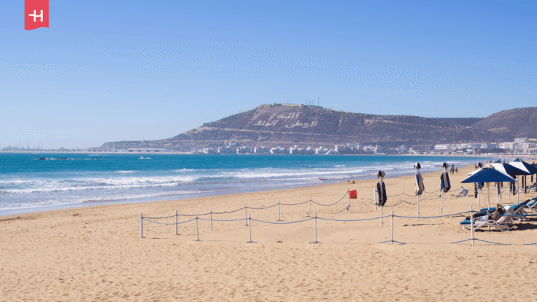 Blick über den breiten Sandstrand von Agadir, Marokko.