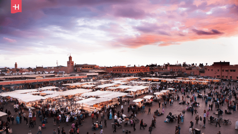 Blick von oben auf den belebten Marktplatz Djemaa el Fna in Marrakesch.