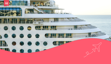Blick auf die Kabinenbalkone und Decks eines Kreuzfahrtschiffs. Passend zum Thema: MSC Internet.