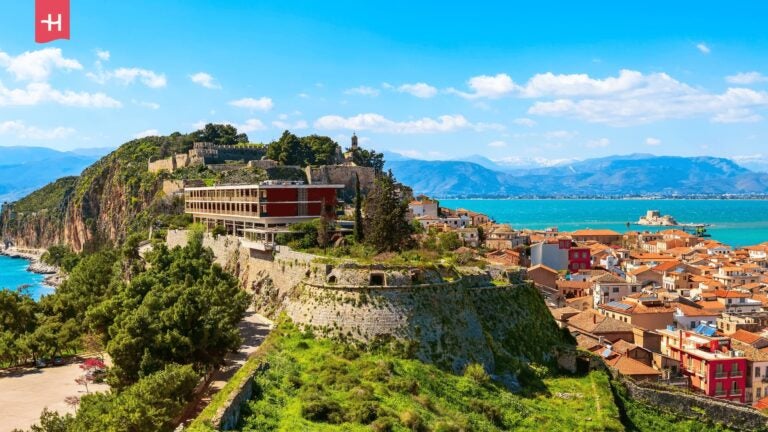 Blick über die historische Festungsanlage und die Dächer der Altstadt von Nafplio.