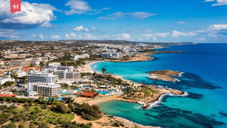 Luftaufnahme des Nissi Beach in Ayia Napa, Zypern.
