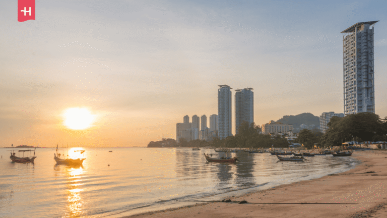 Sonnenaufgang an der Küste von Tanjung Bungah auf der Insel Penang.