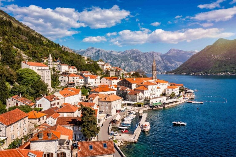 Blick von oben auf Perast an der Bucht von Kotor, Montenegro.