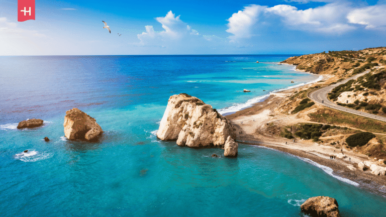 Luftaufnahme des Petra tou Romiou an der Küste von Paphos, Zypern.