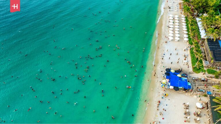 Luftaufnahme des Doc Let Strandes in Nha Trang.