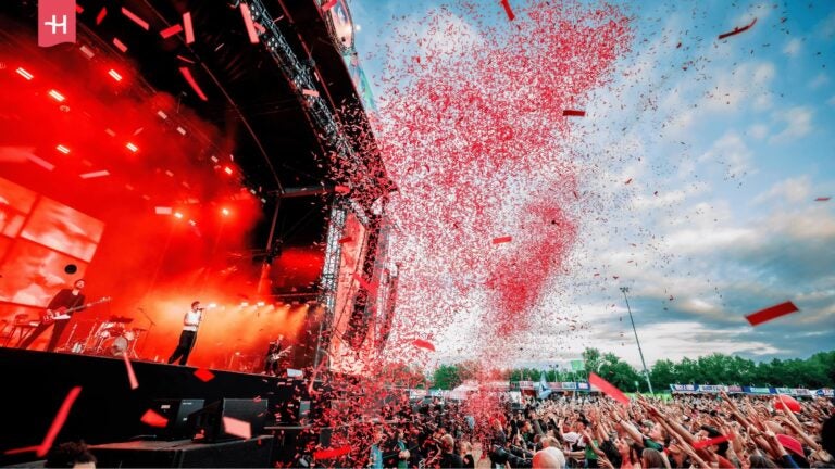 Die Rockband Nothing But Thieves live auf der Hauptbühne des Pinkpop Festivals 2024.