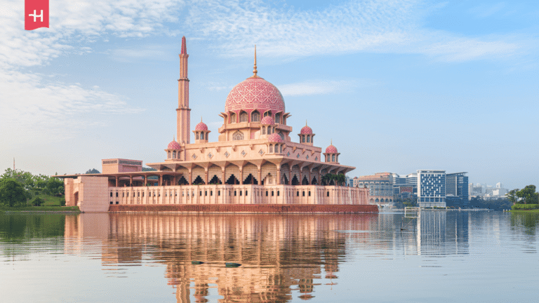 Die rosafarbene Putra-Moschee in Putrajaya, Malaysia
