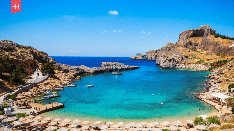 Panoramablick auf das türkisfarbene Wasser der Saint Paul's Beach Bucht auf Rhodos.