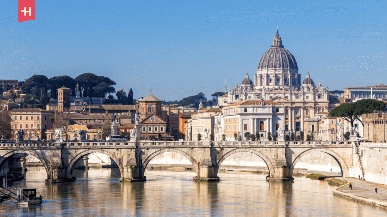 Blick über den Tiber und die Engelsbrücke in Rom.