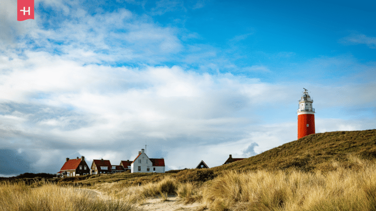 Der markante rote Leuchtturm auf der Insel Texel in den Niederlanden.