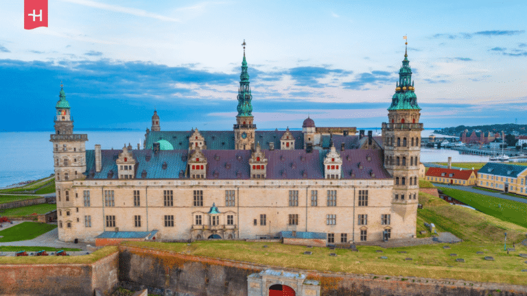 Panorama-Luftaufnahme des Schloss Kronborg in Helsingør.