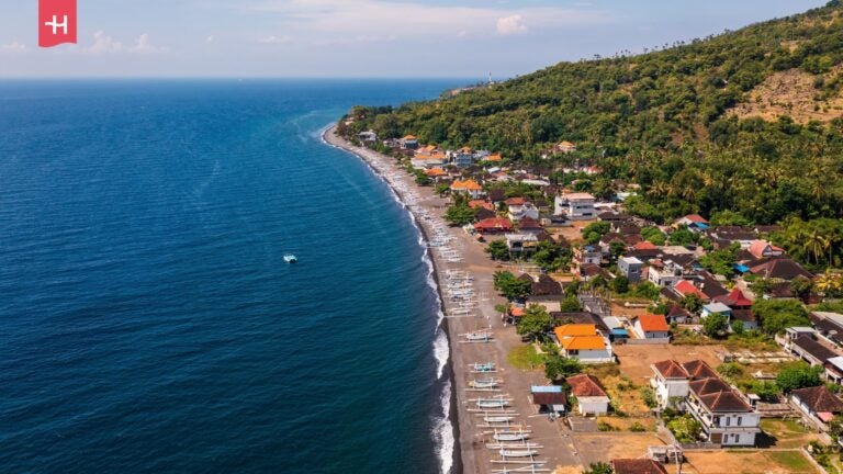 Vogelperspektive auf das Dorf Amed mit seinem Strand auf Bali