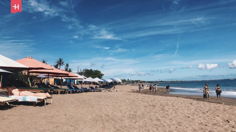 Blick auf den Strand von Canggu auf Bali, Indonesien