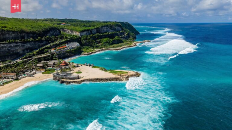 Luftaufnahme von Küstenbauarbeiten an den türkisfarbenen Ufern des Melasti Beach, Bali