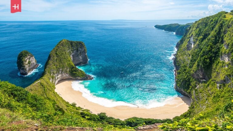 Panoramablick auf den Kelingking Beach auf Nusa Penida